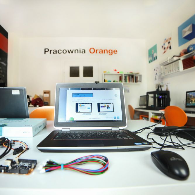 W sześć lat Orange wyposażył 100 pracowni komputerowych