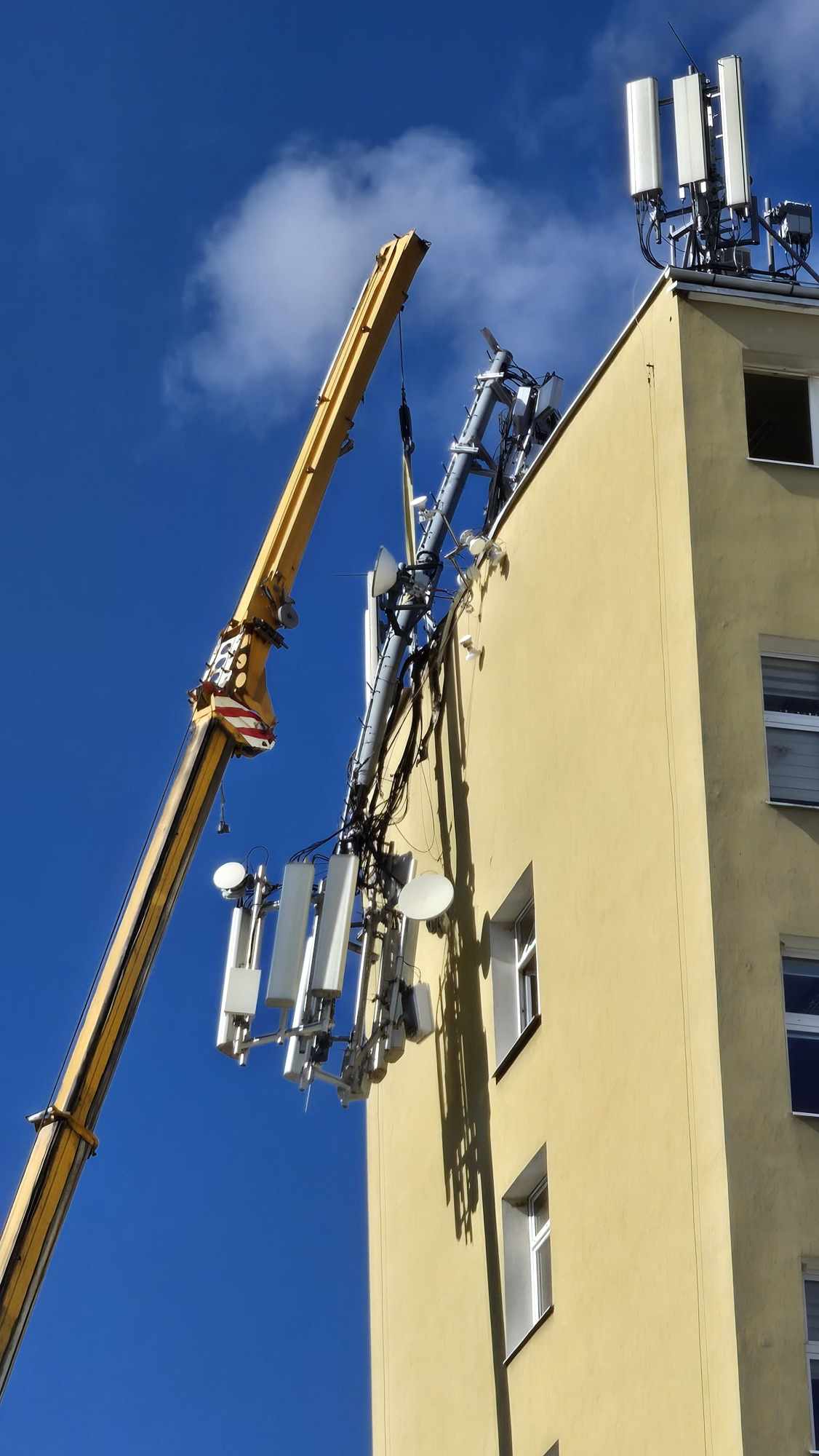 Maszt komórkowy prawie spadł z dachu Urzędu Gminy w Sanoku