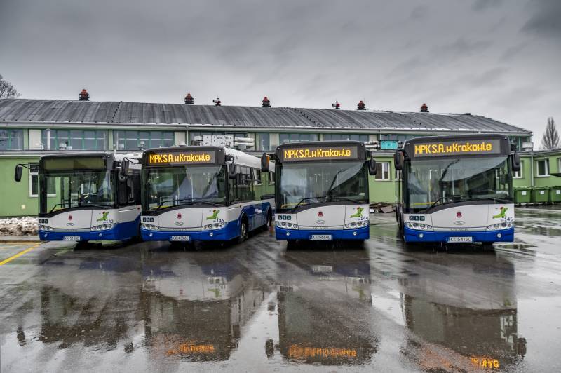 Za korzystania z telefonu w trybie głośnomówiącym w autobusach i tramwajach w Krakowie będzie kara 200 zł