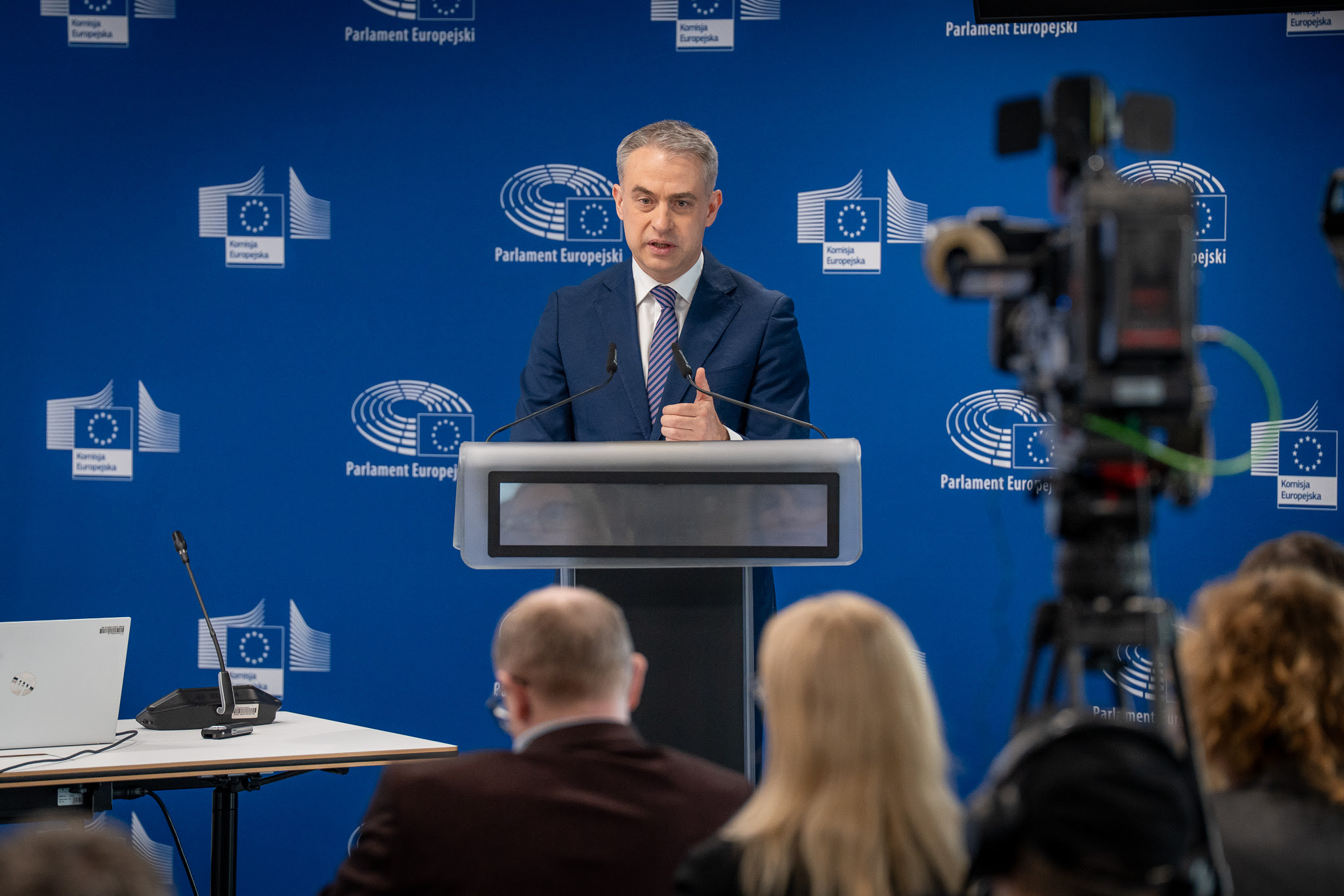 Minister cyfryzacji: jesteśmy bezradni w walce z dezinformacją na platformach społecznościowych