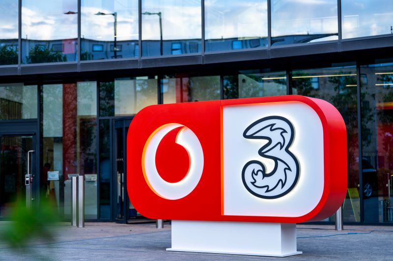 Vodafone  wykupi od Hutchisona udziały w VodafoneThree i przejmie pełną kontrolę nad brytyjskim  operatorem