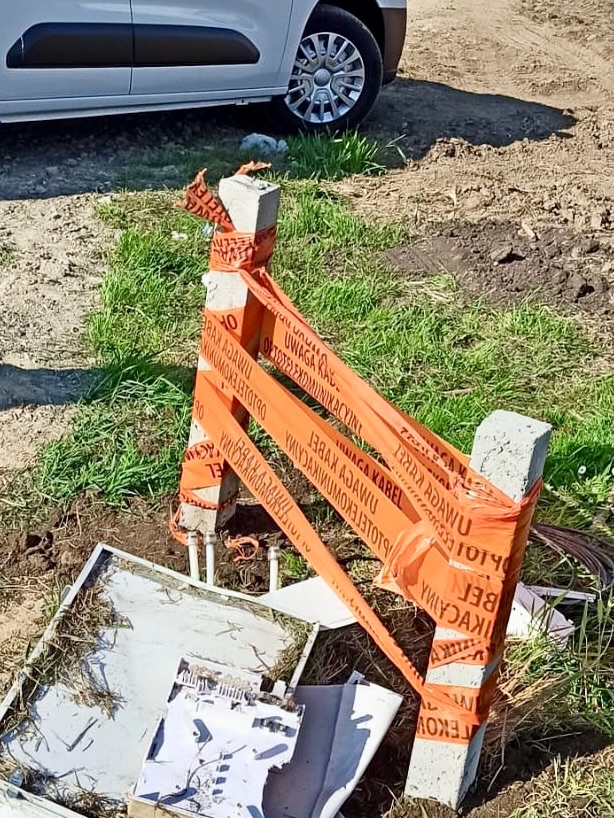 Ktoś celowo rozjechał słupek światłowodowy Oxynetu