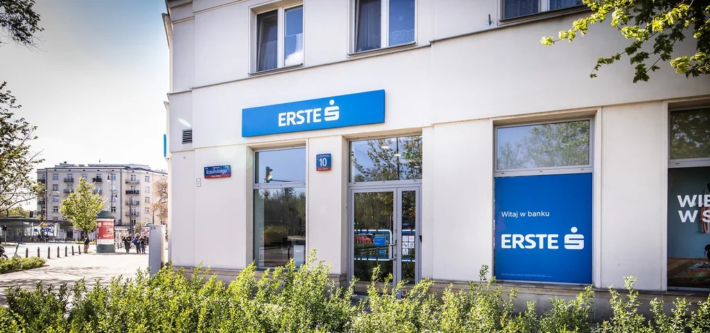 Erste Bank na powitanie ma dla klientów eSIM-y z pakietami roamingowymi na podróże