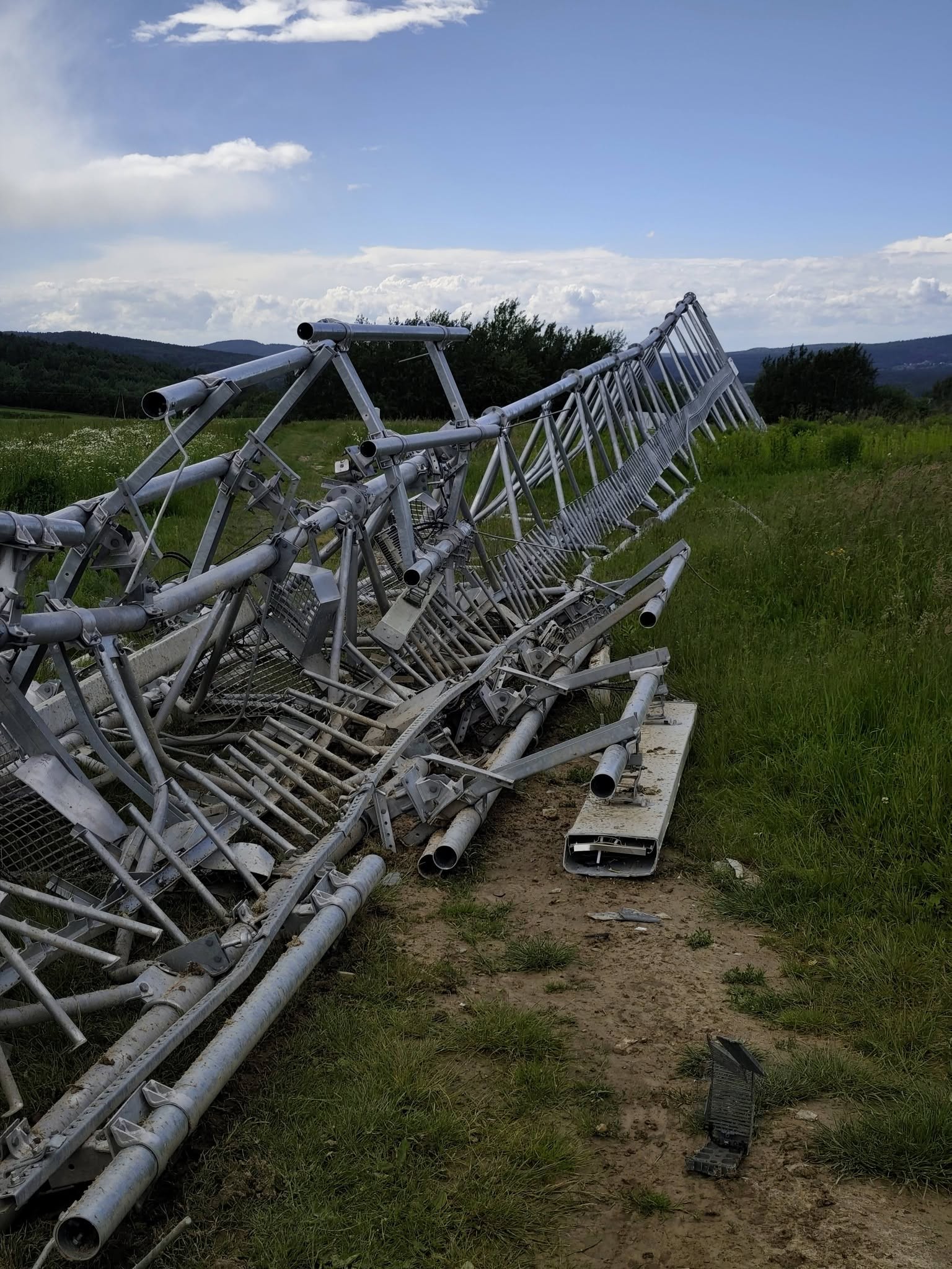 Runął maszt komórkowy w Krajnie Pierwszym. Czy ktoś w tym pomógł?
